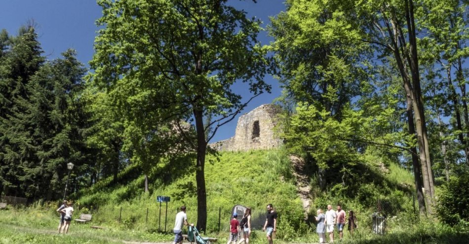 zdjęcie: Pierwsze odkrycia podczas rewitalizacji ruin zamku w Lanckoronie / fot. PAP