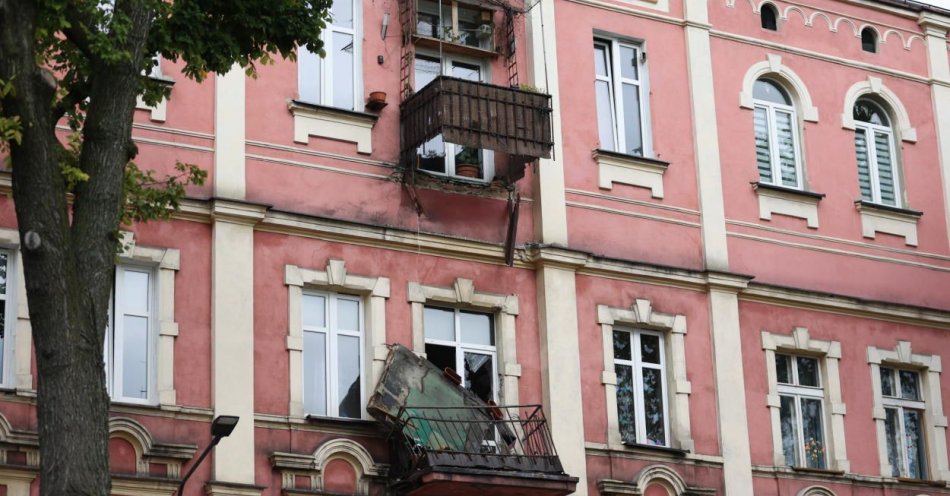 zdjęcie: W Sosnowcu od budynku oderwał się balkon, na którym stały dwie osoby / fot. PAP