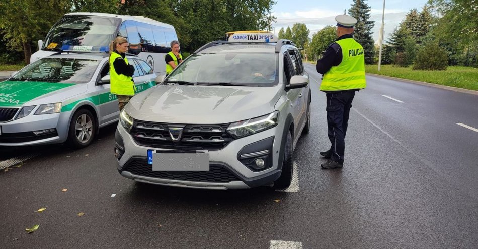 zdjęcie: Policjanci kontrolowali stan techniczny taksówek / fot. KMP w Koszalinie