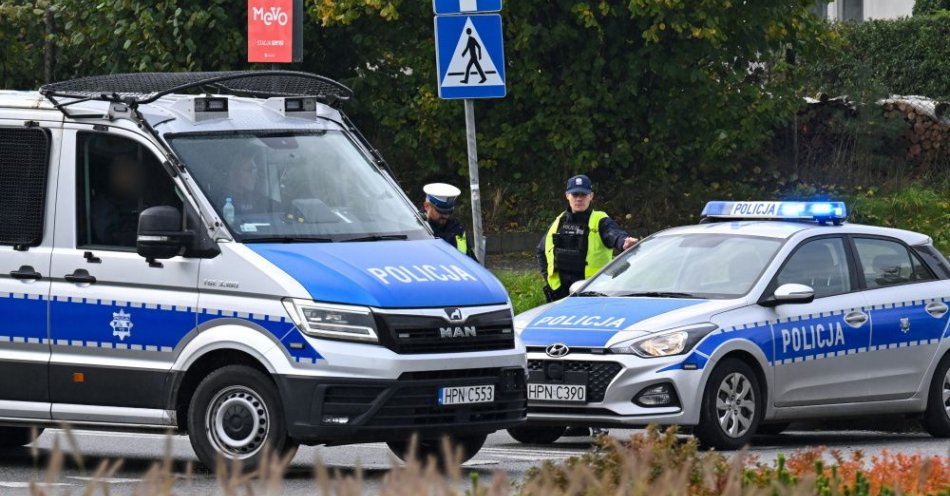 zdjęcie: Policjanci szukają z lądu i z powietrza ściganego listem gończym G. Borysa; prokuratura chce też wydania ENA / fot. PAP