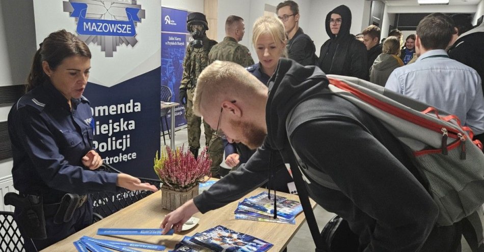 zdjęcie: Ostrołęccy policjanci na dniu informacyjnym służb mundurowych w wojewódzkim urzędzie pracy promowali swoją służbę / fot. KMP w Ostrołęce