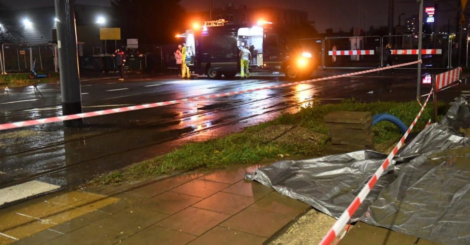 zdjęcie: Trzy osoby ranne po wybuchu gazu ulatniającego się ze studzienek kanalizacyjnych / fot. PAP