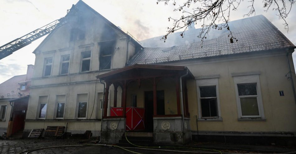 zdjęcie: Trwa dogaszanie pożaru zabytkowego pałacyku w Cygusach / fot. PAP