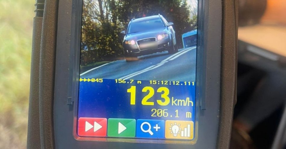 zdjęcie: 18-latek jechał 123 km/h w terenie zabudowanym / fot. KMP w Limanowej