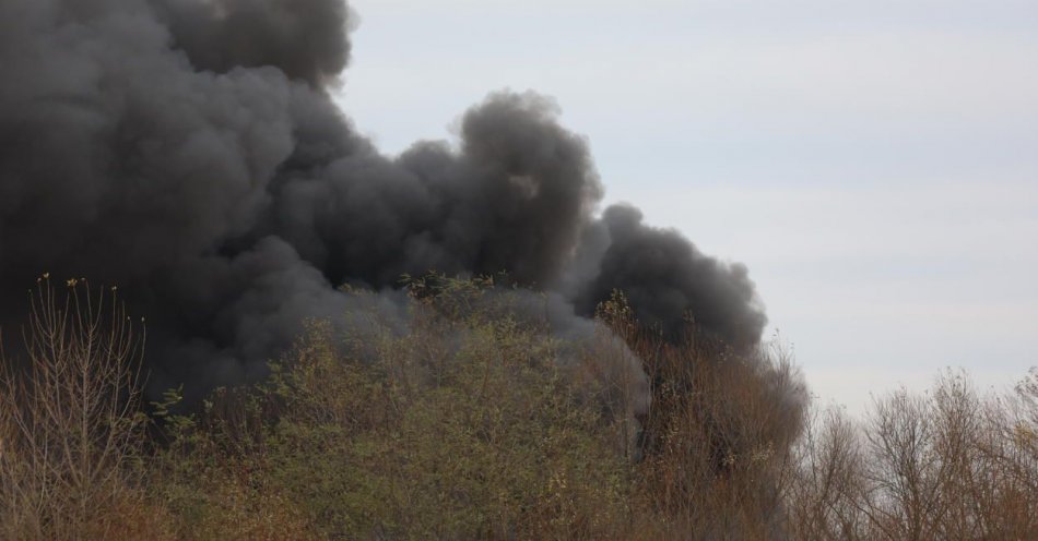 zdjęcie: Pożar chemikaliów w Kędzierzynie-Koźlu; prezydent miasta uspokaja mieszkańców / fot. PAP