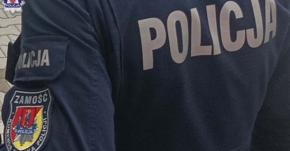 zdjęcie: Dwóch poszukiwanych trafiło w ręce policjantów. Jeden z nich przed mundurowymi schował się w kanapie / fot. KMP Zamość