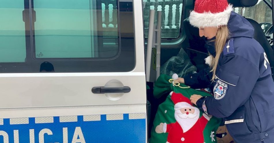 zdjęcie: Zepsute sanie Mikołaja. Pomogli policjanci ze Słupska, którzy dostarczyli prezenty :) / fot. KMP w Słupsku