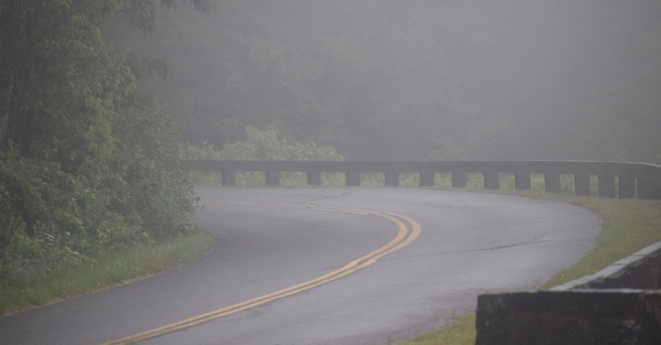 zdjęcie: Mgły, deszcz i mżawka utrudniają jazdę / pixabay/5324928