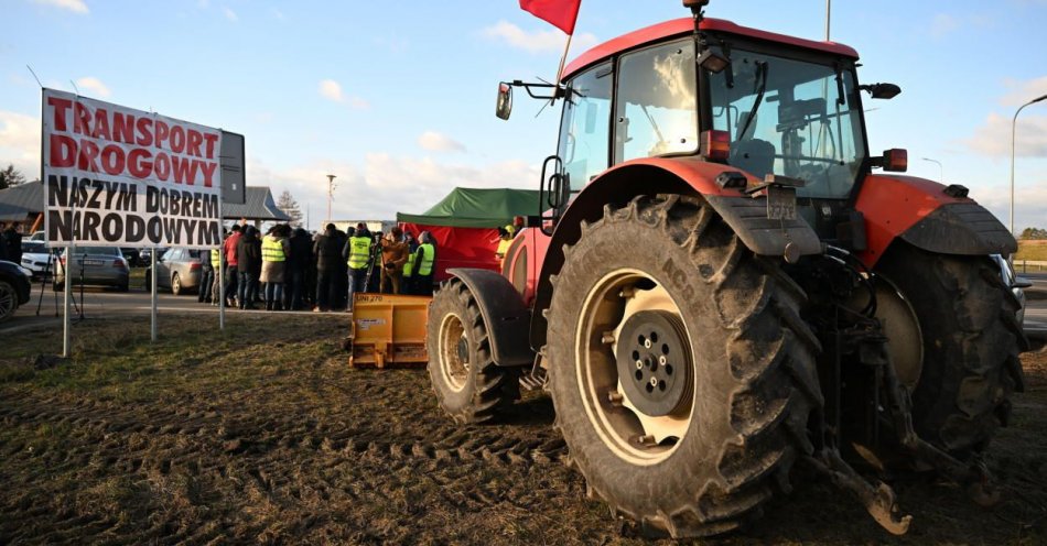 zdjęcie: Rolnicy od niedzieli zawieszają protest przed przejściem w Medyce / fot. PAP