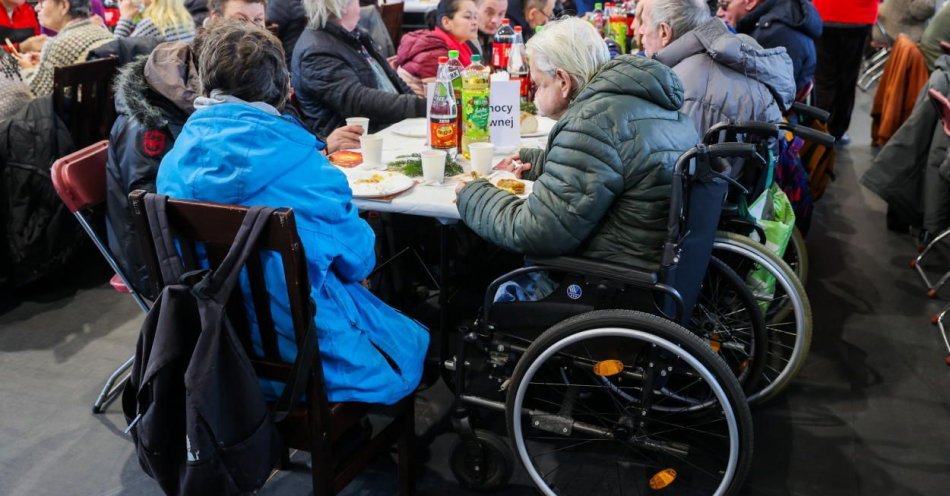 zdjęcie: 250 osób wzięło udział w wigilii zorganizowanej przez Caritas Diecezji Kaliskiej / fot. PAP