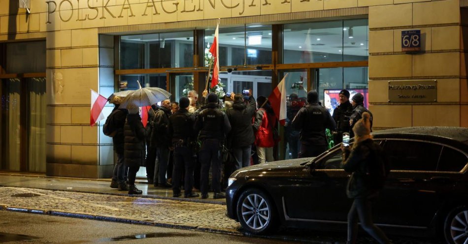 zdjęcie: Zarząd PAP zrezygnował z zewnętrznej ochrony firmy; w jej siedzibie trwa akcja posłów PiS / fot. PAP