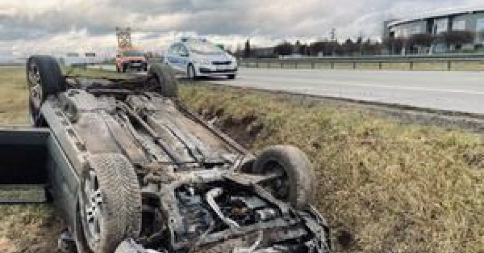 zdjęcie: Dachowanie volvo na drodze ekspresowej / fot. KPP w Rawie Mazowieckiej