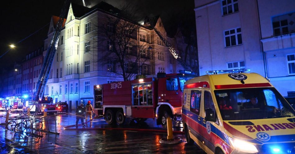 zdjęcie: Czterdzieści osób ewakuowanych w nocy z pożaru kamienicy / fot. PAP