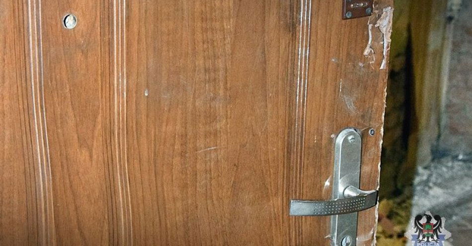zdjęcie: Usiłował włamać się do mieszkania, został spłoszony przez lokatorów, a chwilę później zatrzymany przez policjantów / fot. KMP w Wałbrzychu