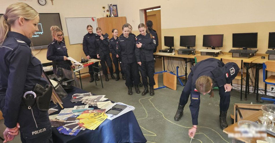 zdjęcie: Policjanci pokazali pracę kryminalistyków na Dniu Otwartym IV LO / fot. KMP w Piotrkowie Trybunalskim