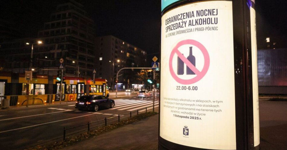 zdjęcie: Wszystkie dzielnice poparły projekt wprowadzenia nocnej prohibicji w całej stolicy / Warszawa, 01.11.2025. Tablica informacyjna o zakazie sprzedaży alkoholu, 1 bm. w warszawskiej dzielnicy Śródmieście. 1 listopada br. zacznie obowiązywać nocna prohibicja w dwóch dzielnicach, na terenie Śródmieścia i Pragi-Północ. Zakaz sprzedaży alkoholu dotyczy sklepów, stacji benzynowych oraz stoisk detalicznych w lokalach gastronomicznych. Zakaz obowiązywać będzie od godziny 22.00 do 6.00. (sko) PAP/Albert Zawada ***Do tego materiału zdjęciowego dostępna jest również depesza w systemie CSI, p