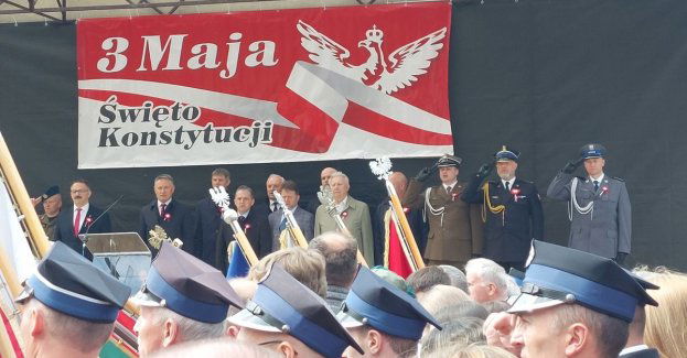 Uroczyste obchody Święta Konstytucji 3 Maja z mundurowymi.