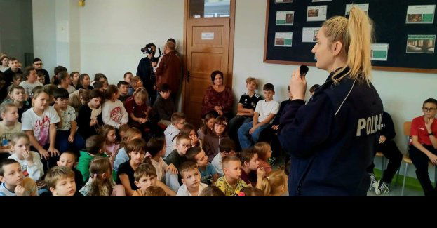 Policjanci uczą dzieci bezpiecznych przejść dla pieszych