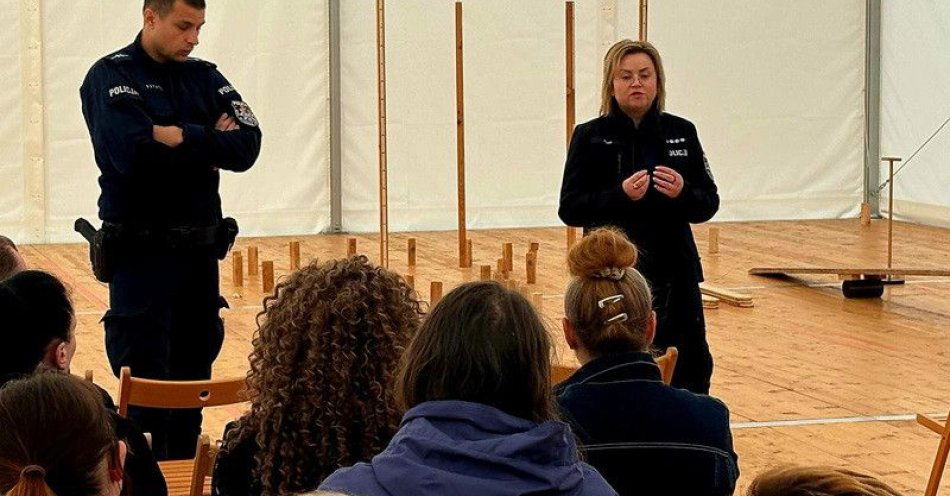 zdjęcie: Policja i rodzice rozmawiają o hejcie w Kamieńcu Ząbkowickim / fot. KPP w Ząbkowicach Śląskich