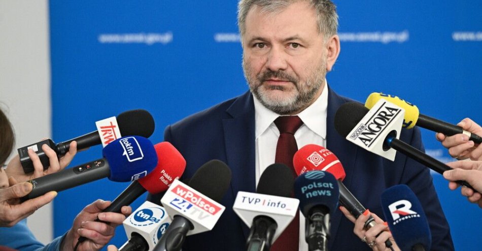 zdjęcie: Żurek: po deklaracjach szefa zwycięskiej partii na Węgrzech wierzę, że doprowadzimy podejrzanych przed polski sąd / Warszawa, 01.04.2026. Przewodniczący zespołu, minister sprawiedliwości Waldemar Żurek podczas konferencji prasowej przed posiedzeniem Senackiego Zespołu ds. Zrównoważonego Rozwoju, 1 bm. w Warszawie, 1 bm. Posiedzenie odbędzie się pod nazwą: 