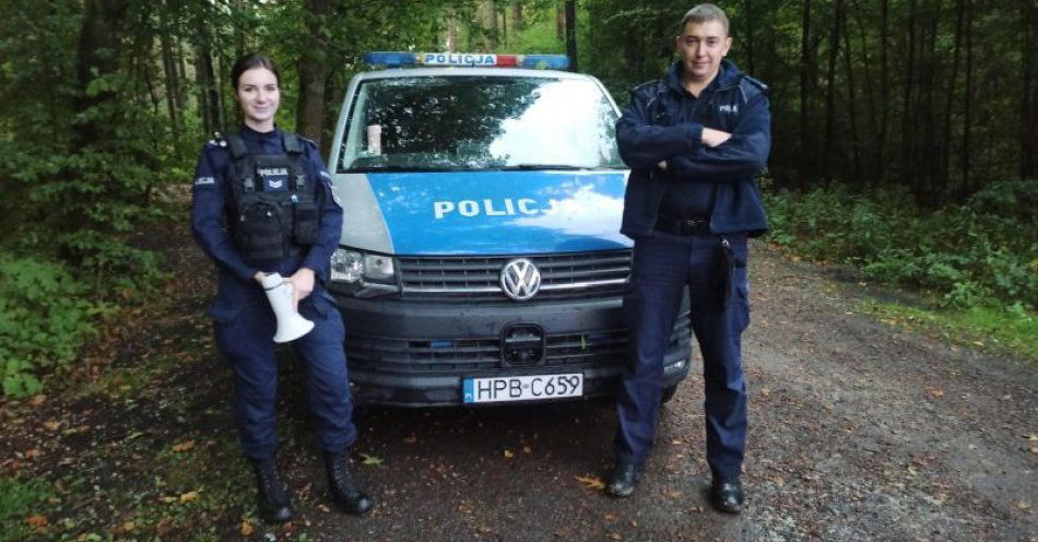 zdjęcie: Policjanci odnaleźli zaginioną w lesie kobietę / fot. KPP w Oleśnicy