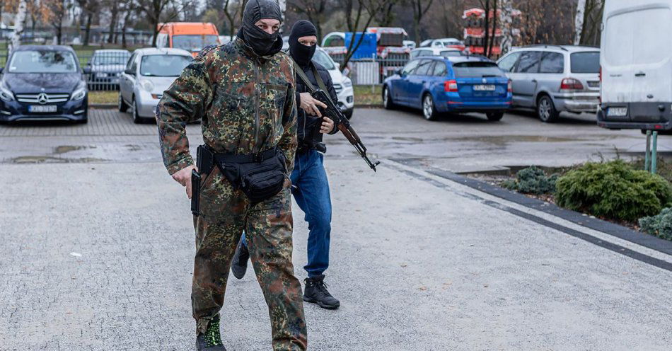 zdjęcie: Uzbrojeni terroryści w szkole - ćwiczenia kluczborskich policjantów / fot. KPP Kluczbork