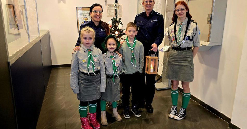 zdjęcie: Harcerze przynieśli Betlejemskie Światełko Pokoju do policji / fot. KPP Nowa Sól