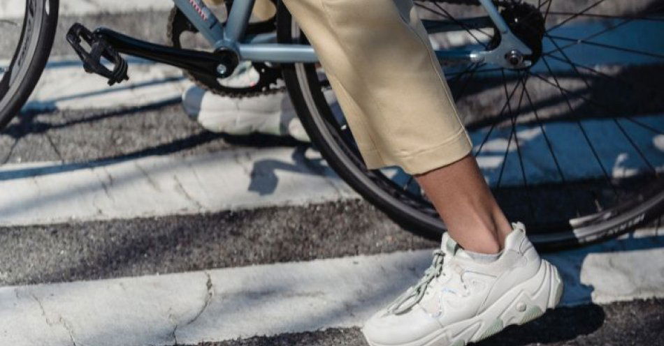 zdjęcie: Potrącenie rowerzysty na przejściu dla pieszych / pexels/7243208