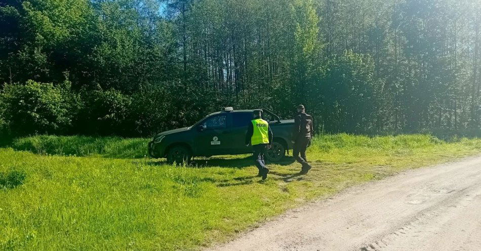 zdjęcie: Wspólny patrol policjanta ze strażą leśną / fot. KPP w Węgorzewie