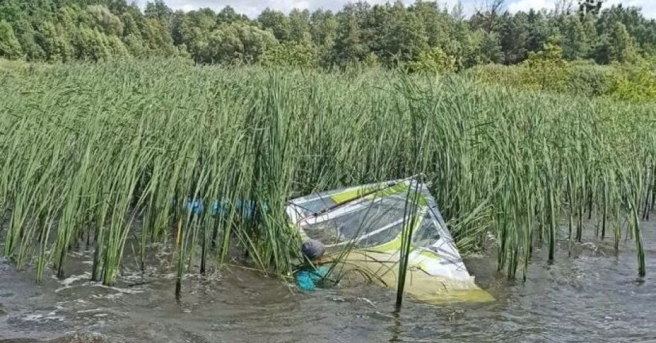 zdjęcie: Podmuch wiatru wywrócił deskę windsurfingową. Z pomocą potrzebującej przybyli policjanci i WOPR / fot. KMP Zamość