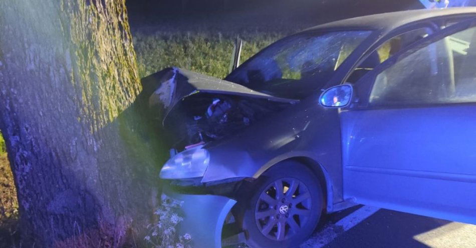 zdjęcie: Kierujący Volkswagenem uderzył w drzewo. Dwie osoby trafiły do szpitala / fot. KPP w Działdowie