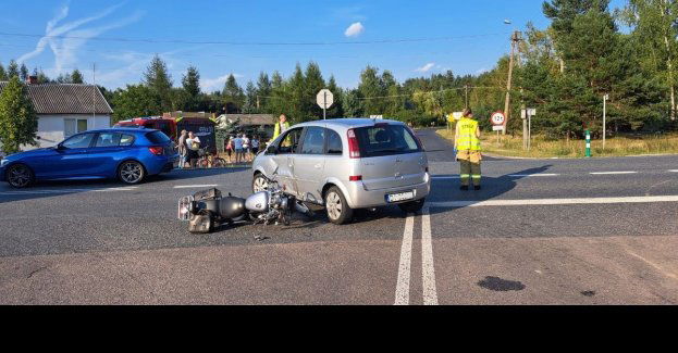 Wypadek osobowego opla i motocyklisty