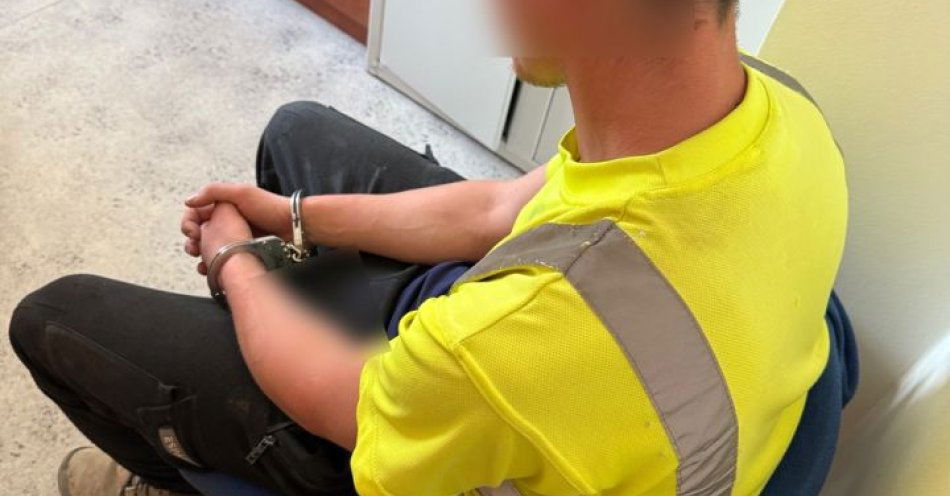 zdjęcie: Wywieźli mężczyznę nad jezioro, pobili go i ukradli mu telefon. 4 sprawców rozboju zatrzymanych przez kartuskich kryminalnych. / fot. KPP w Kartuzach