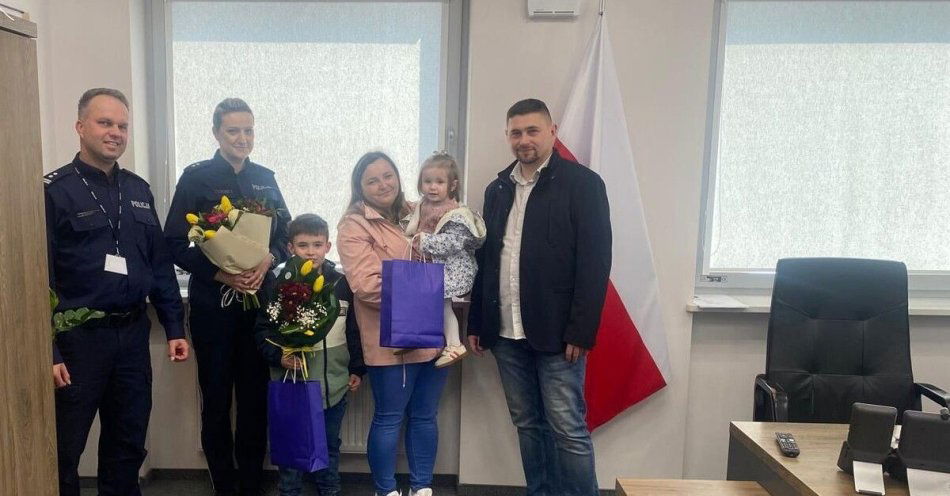 zdjęcie: Jasielscy policjanci uratowali 1,5 roczną dziewczynkę / fot. KPP w Jaśle