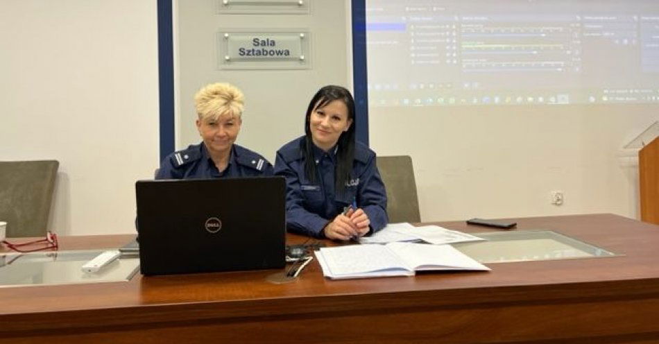 zdjęcie: Policjanci powiatu kłodzkiego zapraszają seniorów na pierwsze spotkanie online po wakacyjnej przerwie / fot. KPP w Kłodzku