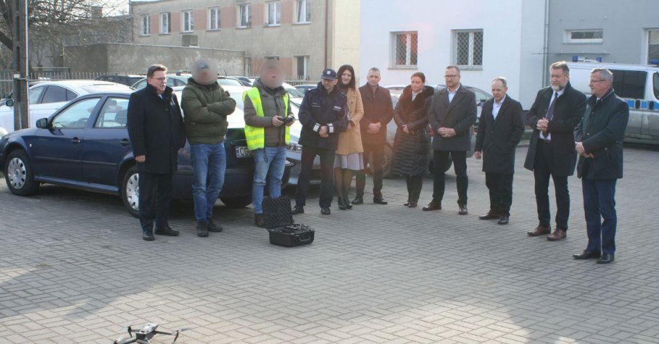 zdjęcie: Przedstawiciele władz samorządowych przekazali policjantom drona / fot. KPP w Golubiu-Dobrzyniu