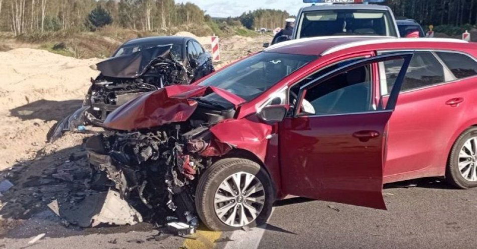 zdjęcie: Czołowe zderzenie samochodów w Leśnicach na krajowej szóstce. Policjanci wyjaśniają okoliczności wypadku / fot. KPP w Lęborku