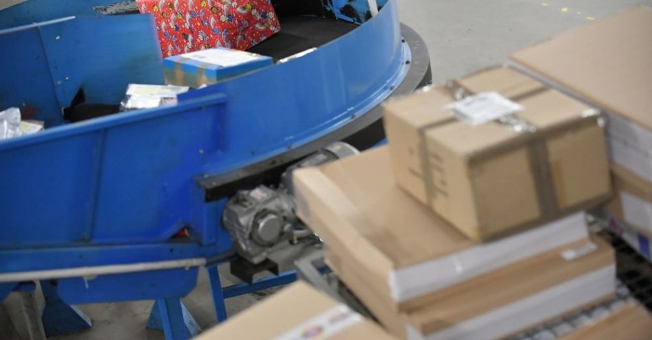 zdjęcie: Ponad połowa Polaków czuje winę z powodu ilości plastiku w zakupach online odzieży / fot. PAP