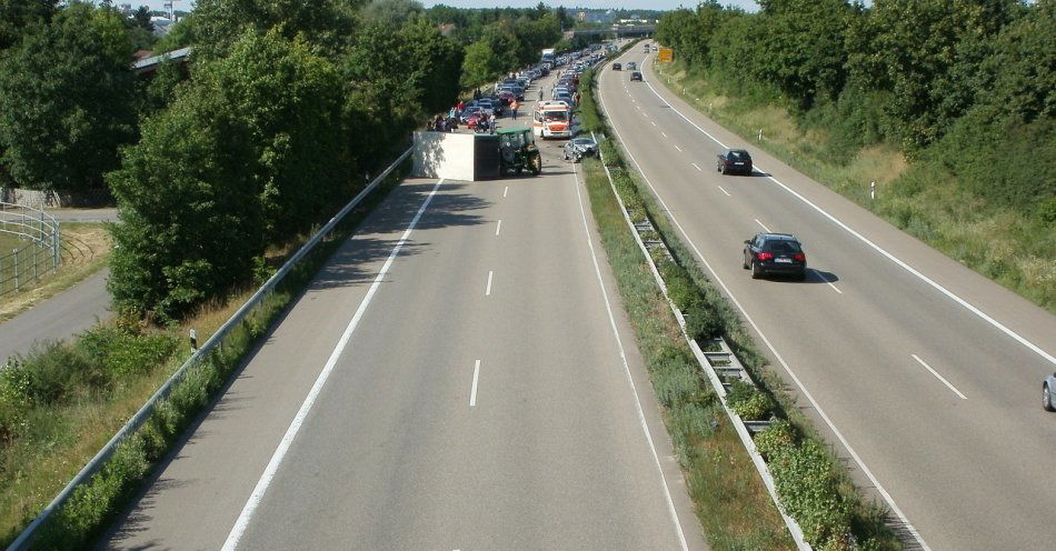 zdjęcie: Kraksa na autostradzie / pixabay/837643