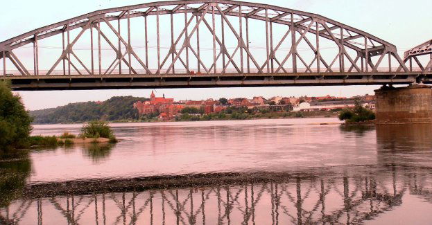 Mężczyzna na moście w Grudziądzu