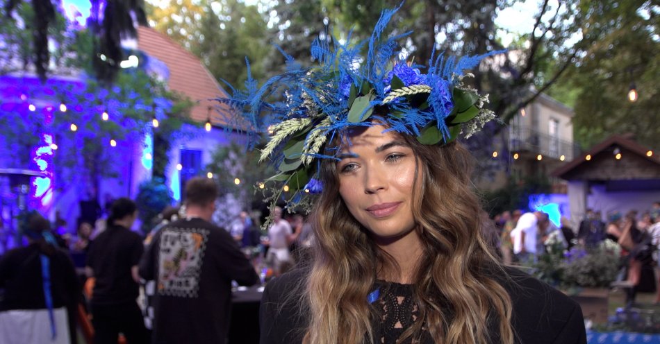 zdjęcie: Gwiazdy: Stresują nas galerie, więc wolimy zakupy online. W sieci łatwiej też znaleźć dobre promocje / fot. Newseria - Sandra Kubicka, modelka