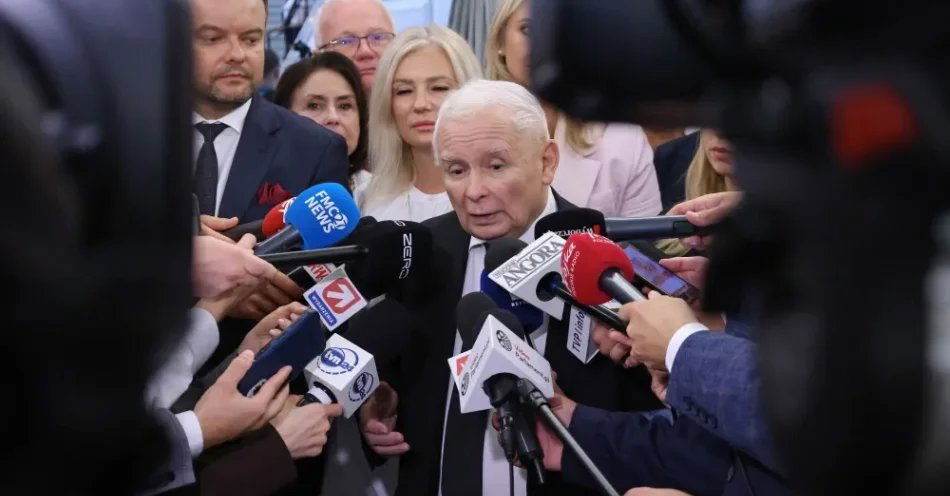 zdjęcie: Kaczyński: nie biorę pod uwagę słów premiera, tam były kłamstwa; to operacja mająca skompromitować prawicę / Warszawa, 04.09.2026. Prezes PiS Jarosław Kaczyński rozmawia z mediami w Sejmie, 4 bm. Sejm nie odrzucił trzeciego prezydenckiego weta ws. ustawy o rynku kryptoaktywów. (jm) PAP/Albert Zawada