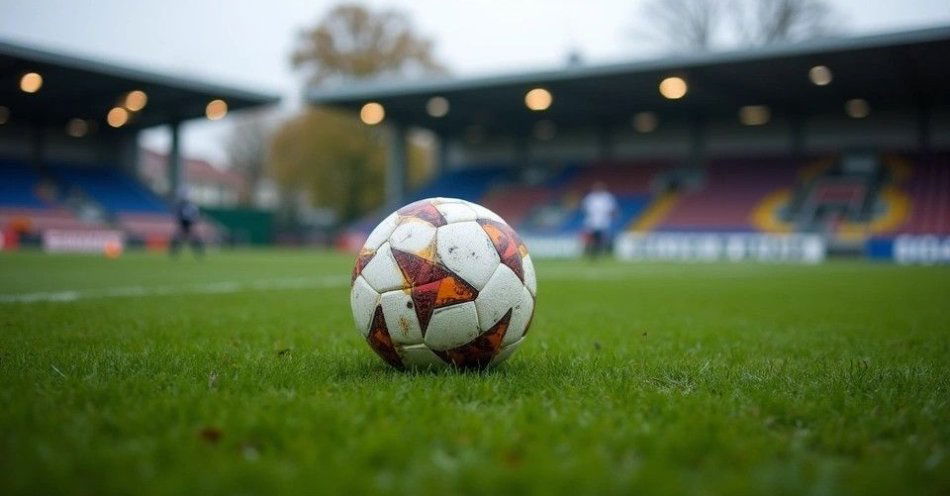 zdjęcie: Amatorskie ligi pilkarskie w Gdańsku ożywiają lokalną scenę sportową / Piłka nożna na boisku trawiastym, amateur football league match /TMAI