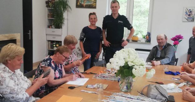 Dzielnicowy odwiedził Kluby Seniora