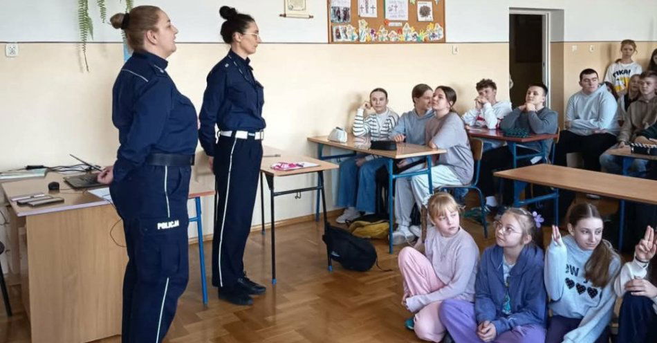 zdjęcie: Policjanci uczą młodzież o odpowiedzialności prawnej / fot. KPP w Przeworsku KPP Przeworsk