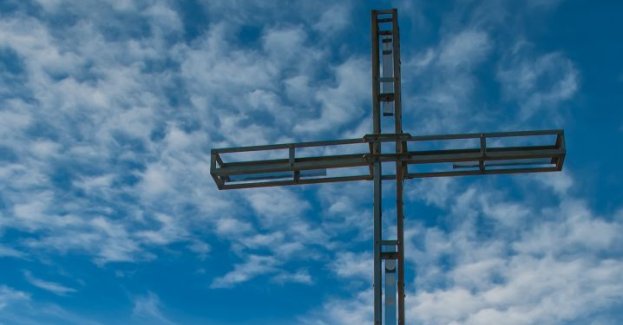 Mandaty za rozświetlenie krzyża na Giewoncie w rocznicę śmierci Jana Pawła II 