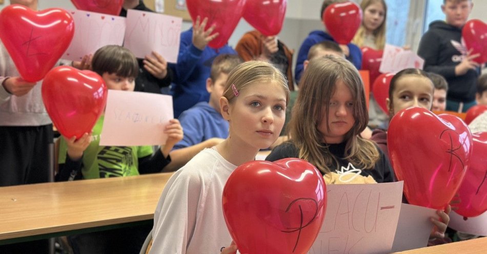 zdjęcie: Policjantka rozmawiała z piątoklasistami o prawach człowieka / fot. KPP Sejny