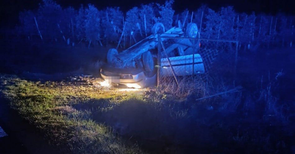 zdjęcie: Ucieczka przed policją zakończona dachowaniem / fot. KPP Opole Lubelskie