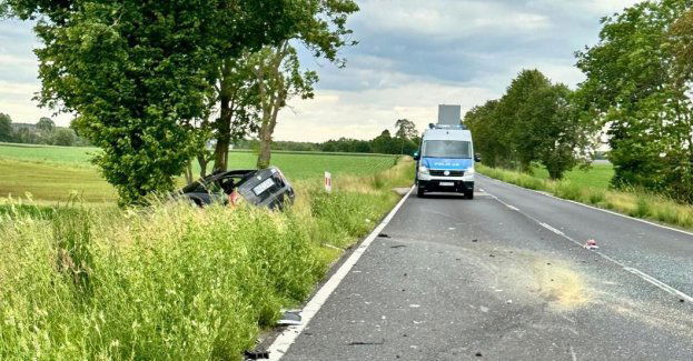 Czołowe zderzenie dwóch pojazdów, uszkodzony trzeci samochód