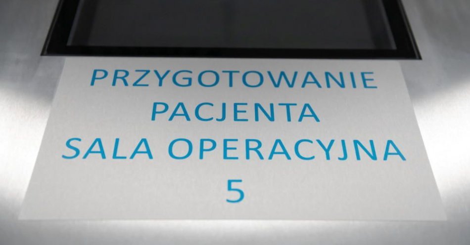 zdjęcie: Zakończyła się operacja kobiety rannej w wyniku wybuchu paczki; z jej oczu lekarze usunęli liczne odłamki / fot. PAP